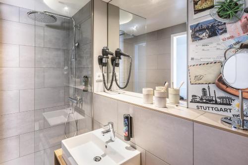 een badkamer met een wastafel en een spiegel bij the niu Kettle in Stuttgart