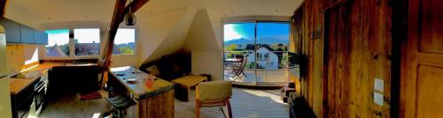 - une cuisine avec vue sur une grande fenêtre dans l'établissement Appartement chaleureux et lumineux avec vue ! au centre Alsace, à Sélestat