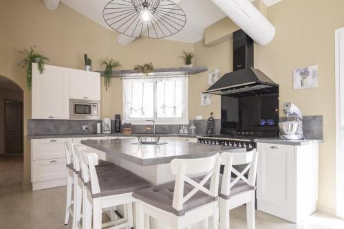 Dapur atau dapur kecil di Villa Mireillo