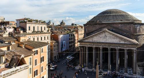 Pemandangan umum bagi Rome atau pemandangan bandar yang diambil dari hotel