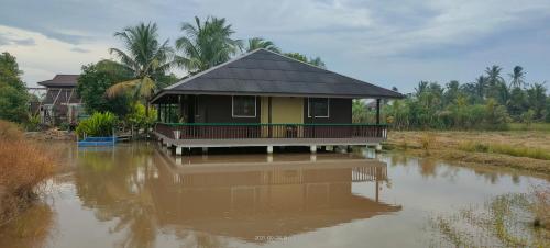 a house in the middle of a body of water at Bungalow Mat Hj Limah in Alor Setar