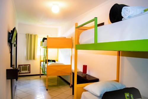 Bunk bed o mga bunk bed sa kuwarto sa Che Lagarto Paraty