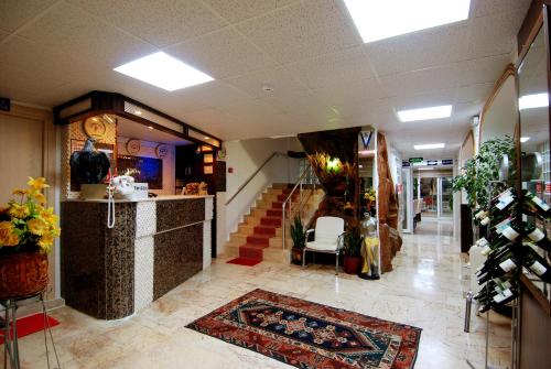 un vestíbulo con escaleras y un pasillo con alfombra en Lara Diamond Hotel, en Antalya