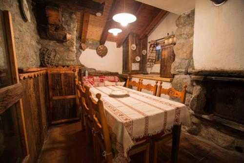 una sala da pranzo con tavolo e camino di Chalet Berlot a Courmayeur