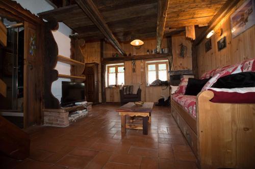 a living room with a couch and a tv at Chalet Berlot in Courmayeur