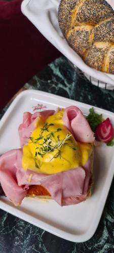 ホテルの敷地内または近くでの食事または食べ物