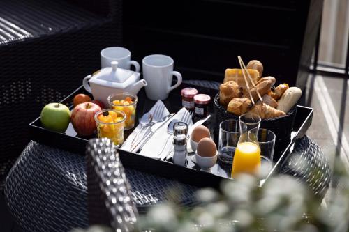 パリにあるLe 12 Hôtelの朝食用の食材のトレイ