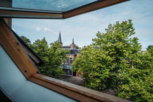 een raam met uitzicht op de stad bij Short Stay Apartments Heerenveen in Heerenveen