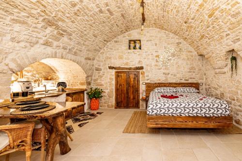 - une chambre avec un lit dans une pièce en pierre dans l'établissement Il Piccolo Borgo - Suite, à Santeramo in Colle