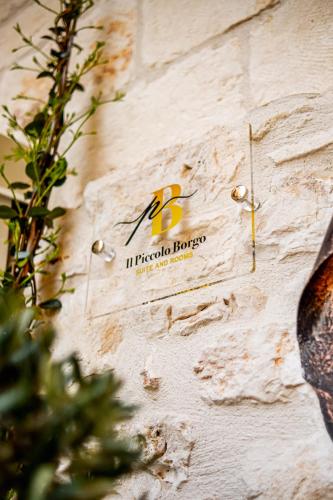 a sign on the side of a wall at Il Piccolo Borgo - Suite in Santeramo in Colle