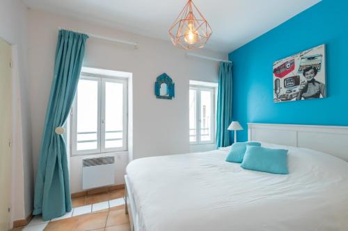 - une chambre bleue avec un grand lit aux murs bleus dans l'établissement 8 CONDAMINE - Stylish in Old Town - 2 pièces - 300m de la mer, à Nice