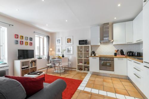 un salon avec un canapé et une cuisine dans l'établissement 8 CONDAMINE - Stylish in Old Town - 2 pièces - 300m de la mer, à Nice