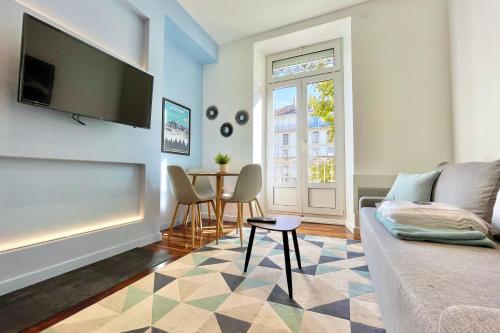 グルノーブルにある#CC Le Cadet Jean Jaurès A B and E tramway T2 equippedのソファとテーブルのあるリビングルーム