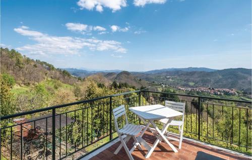 ein Tisch und zwei Stühle auf einem Balkon mit Aussicht in der Unterkunft Il Cottage in Carro