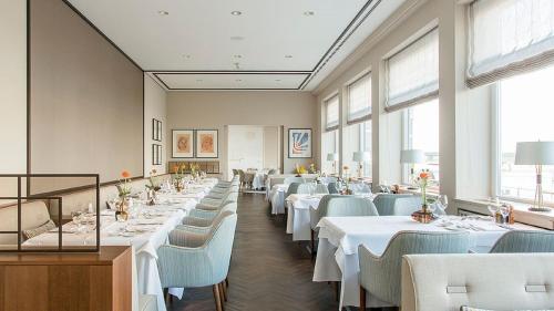 a dining room filled with tables and chairs at AMERON Bonn Hotel Königshof in Bonn