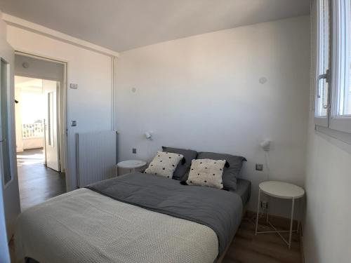 - une chambre avec un lit et 2 tables dans l'établissement Superbe appartement avec une vue mer panoramique, à Brest