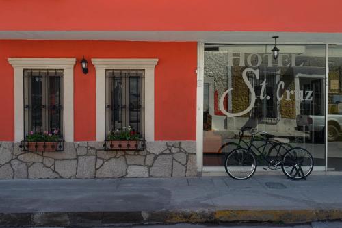 una bicicleta estacionada frente a una tienda en Hotel Santa Cruz, en Chihuahua