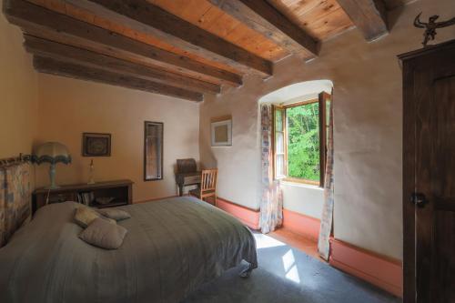 ein Schlafzimmer mit einem Bett und einem Fenster in der Unterkunft Château de Sothonod in Sothonod