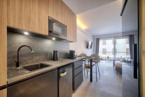 A cozinha ou cozinha compacta de Cannes Luxury Rental - Stunning apartment with terrace to rent Grand Hotel