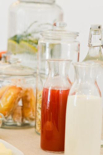 un groupe de bocaux en verre remplis de lait dans l'établissement Masseria Torrechiara Eco Dimora di Charme, à Castel del Monte