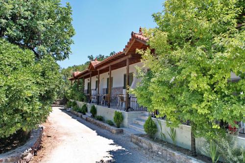 una casa con un camino enfrente en Paradisos Studios, en Pyrgi Thermis