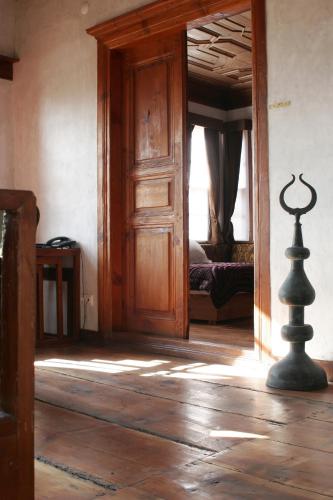 a room with a door leading to a bedroom at Gulevi Safranbolu in Safranbolu
