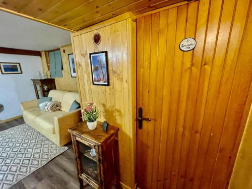 Habitación con cama y pared de madera. en Chalet I Folletti en Abbadia San Salvatore