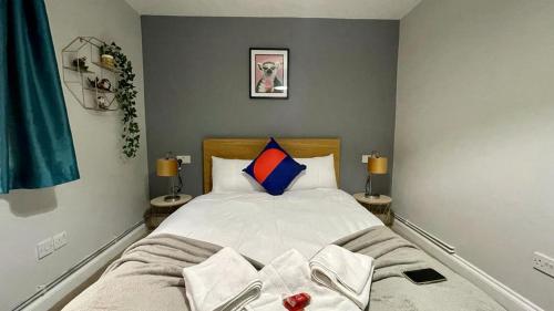 a bedroom with a bed with two side tables at RiverView 1 Bed Apartment with Parking by CozyNest in Reading