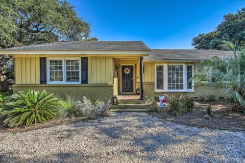 Murrells Inlet Cottage about 2 Mi to Marsh Walk!