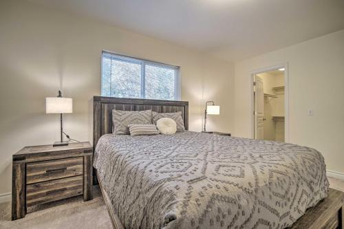 En eller flere senge i et værelse på Quaint Anchorage Townhome - 6 Miles to Downtown!