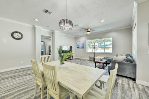 Χώρος καθιστικού στο Beautiful Getaway about 4 Miles to Venice Beach!