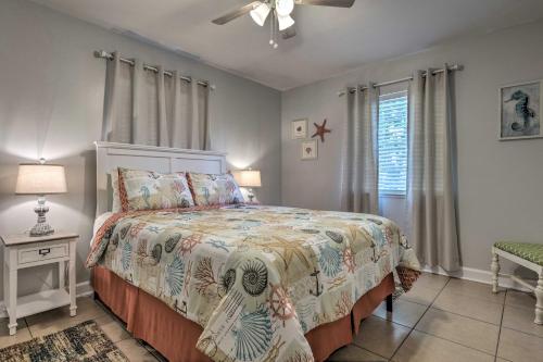 Tempat tidur dalam kamar di Charming Gulfport Escape Half-Mile to Beach!