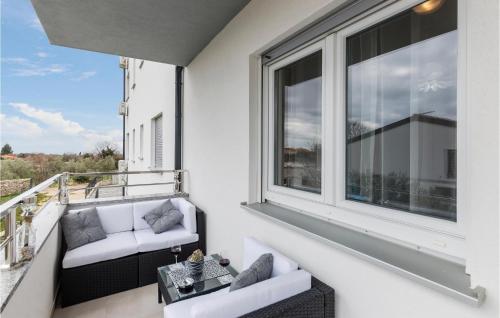 1 Bedroom Amazing Apartment In Peroj