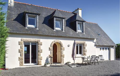 Stunning Home In Kerbors With 3 Bedrooms And Wifi