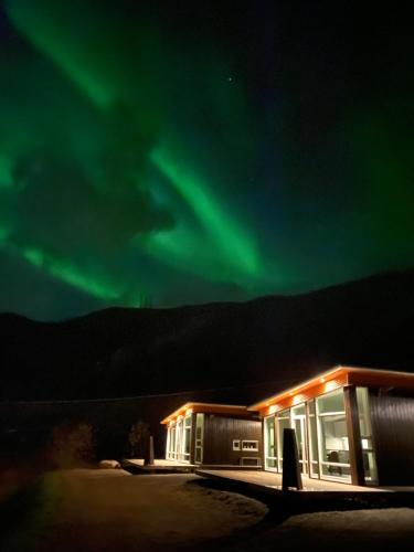 Ein Gebäude mit der Aurora im Himmel in der Unterkunft Lofothytter in Offersøya