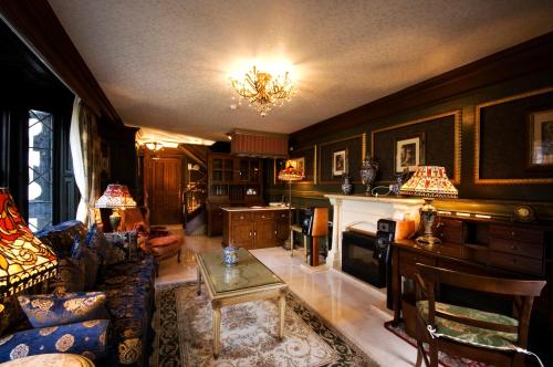 a living room with a couch and a table at The Old England Manor in Renai
