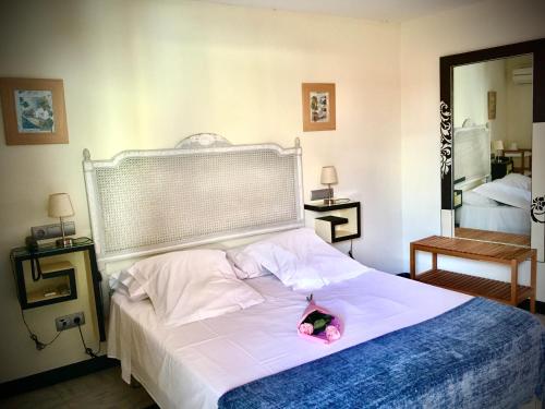 Postel nebo postele na pokoji v ubytování Hotel Conde de Cárdenas