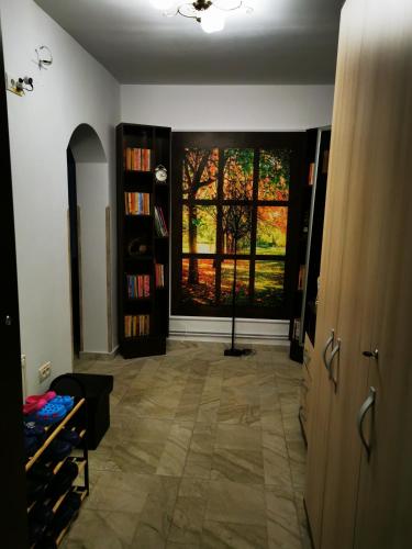 Perpustakaan di rumah tamu ini