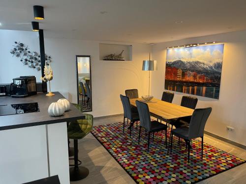 Una cocina y un comedor con mesa y sillas. en außergewöhnliche Kellerloft, en Innsbruck