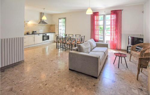 un salon avec un canapé et une table et une cuisine dans l'établissement Amazing Apartment In Avignon With Wifi, à Avignon