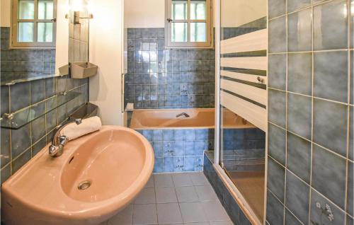 Ein Badezimmer in der Unterkunft Amazing Apartment In Avignon With Wifi