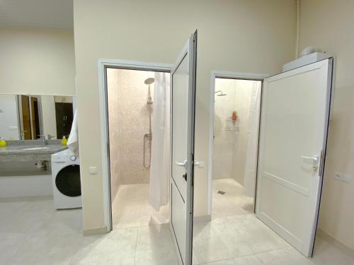 y baño con ducha y 2 puertas de cristal. en KangAr guest house, en Ereván