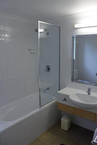  Villa Mar Colina -  Room  picture :   Shower    Bath    TV                           