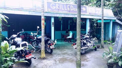 eine Gruppe von Motorrädern, die vor einem Gebäude geparkt sind in der Unterkunft Heritage Holiday Home, Jaldhaka in Kalimpong