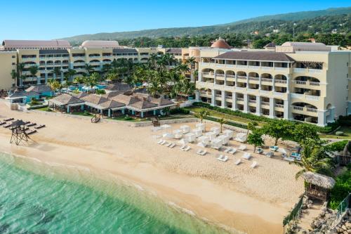 een luchtzicht op het resort en het strand bij Iberostar Grand Rose Hall in Montego Bay
