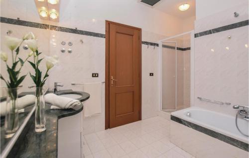 MassaにあるCasa Felicinaのバスルーム(バスタブ、洗面台、トイレ付)