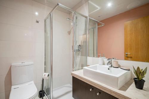 Un baño con inodoro, lavabo y ducha. en Piornais Residence I by An Island Apart, en Funchal