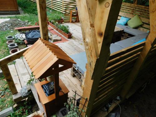 Taman di luar Sound of Nature Tismana