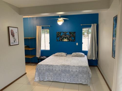 1 dormitorio azul con 1 cama y paredes azules en Residencial Rio Tavares, en Florianópolis