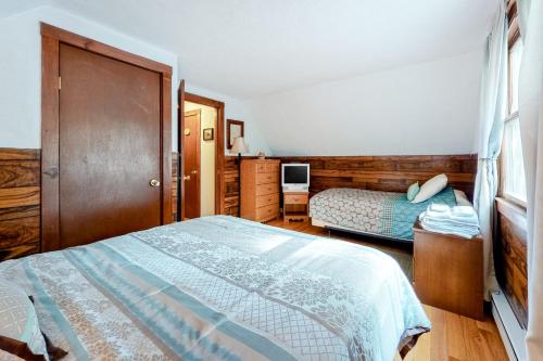 a bedroom with a bed and a television in it at Alpen Suite in Ossippee in Ossipee